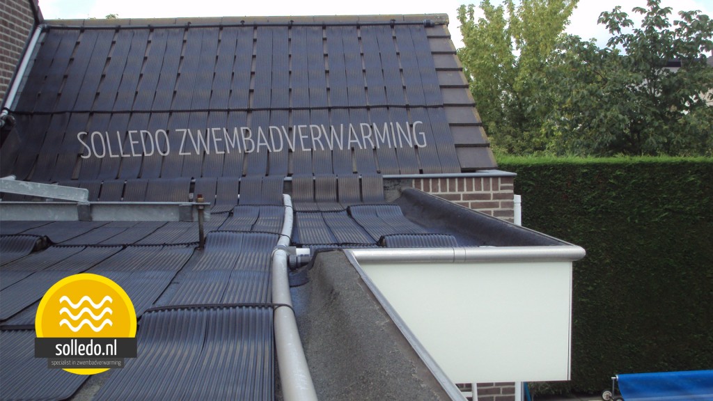 Zwembadverwarming op schuin dak bevestigd